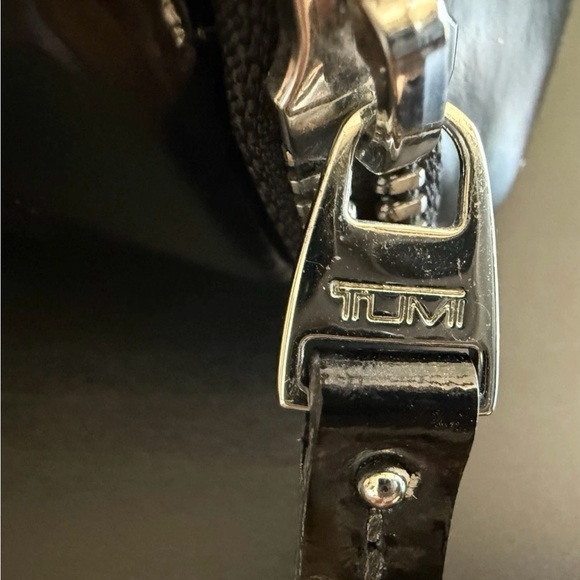 Tumi Cosmetic Travel Toiletries Pouch Case Patent leather - Picture 7 of 13